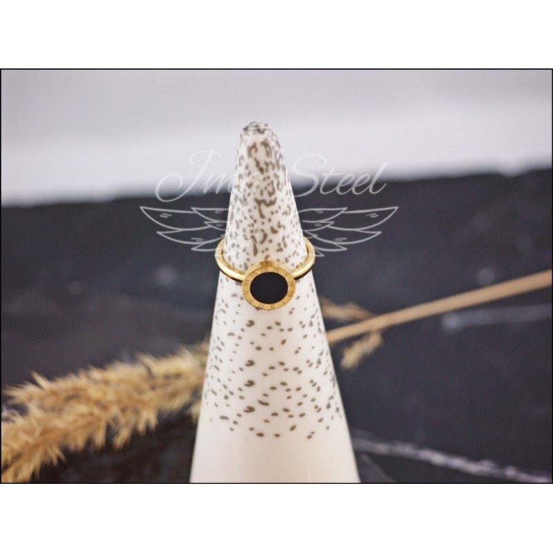 Pierścionek z akrylowym oczkiem