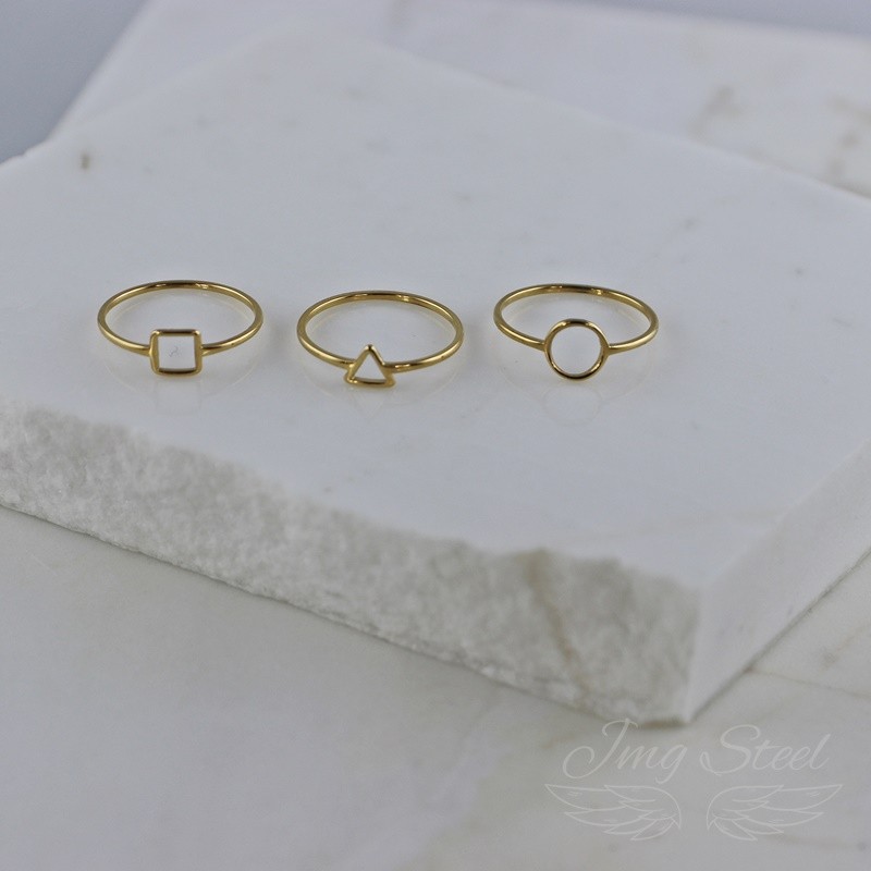 Pierścionek z oczkiem w kształcie trójkąta