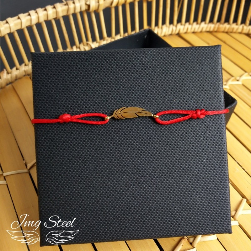 Bransoletka piórko na czerwonym sznurku