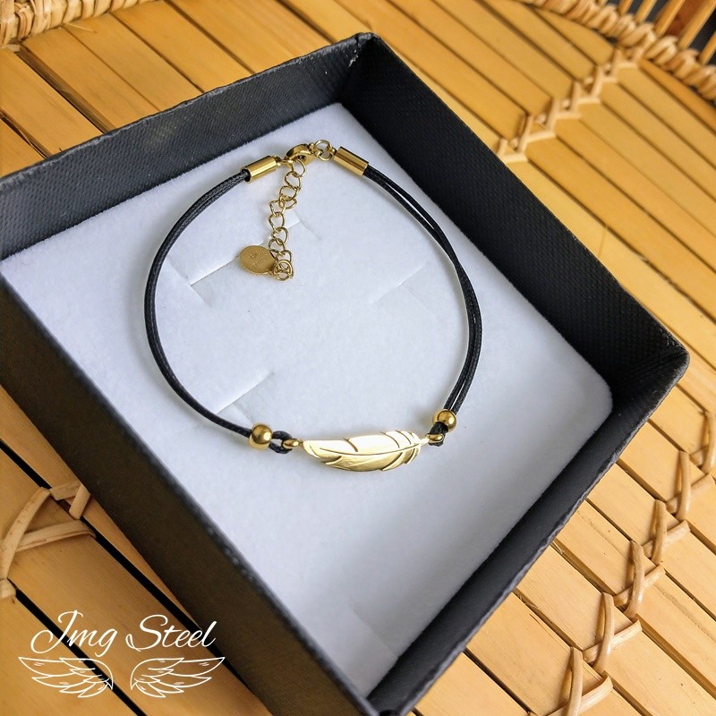 Bransoletka z piórkiem na czarnym sznurku