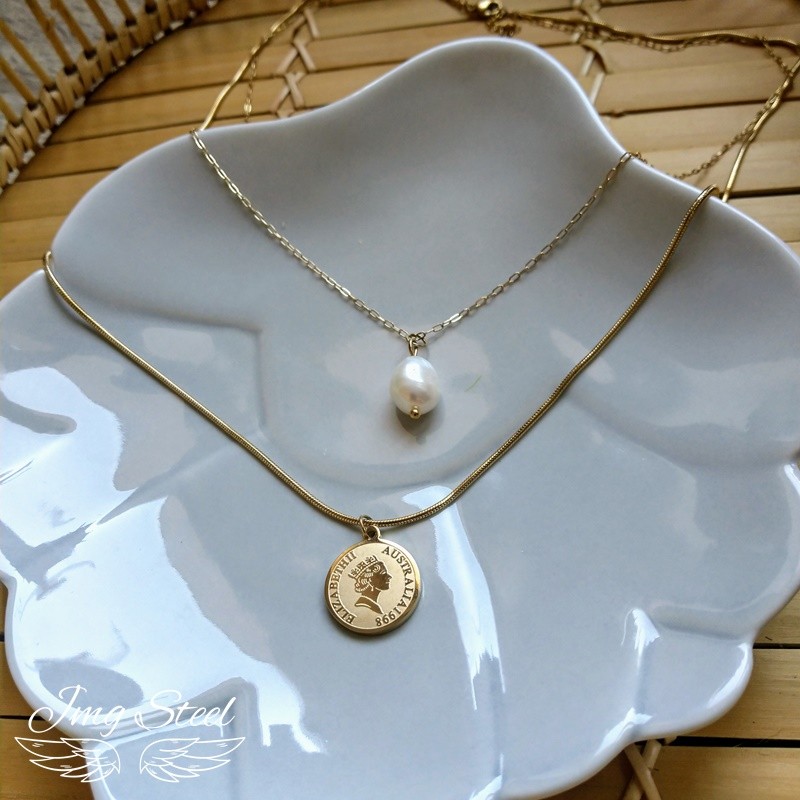 Długi naszyjnik z monetą i perłą